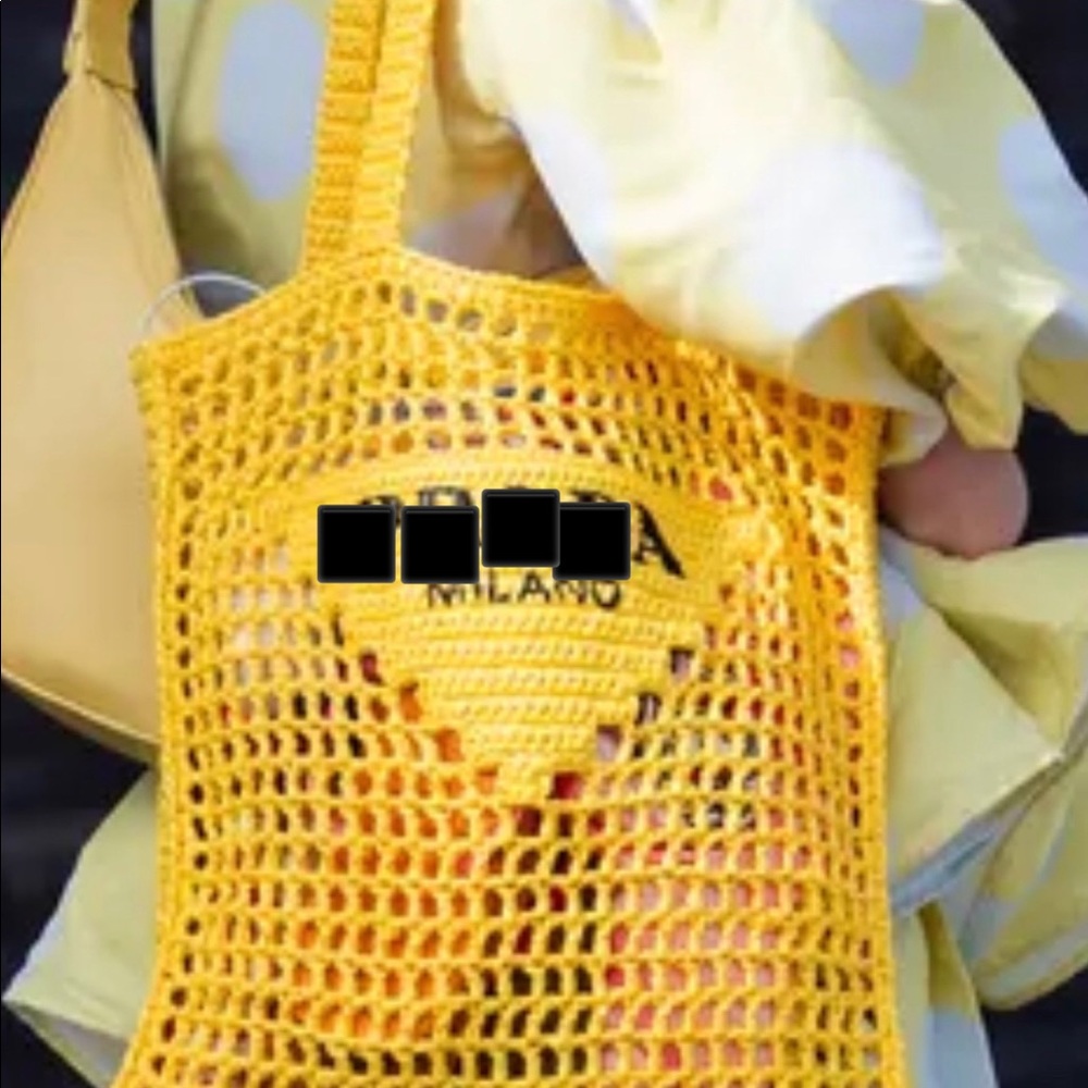 Beach bag in raffia